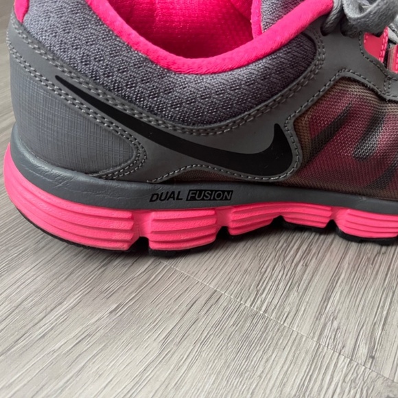 Nike Women's Dual Fusion ST2 Sneakers, Gray/Hot Pink Size 7 - Picture 11 of 16